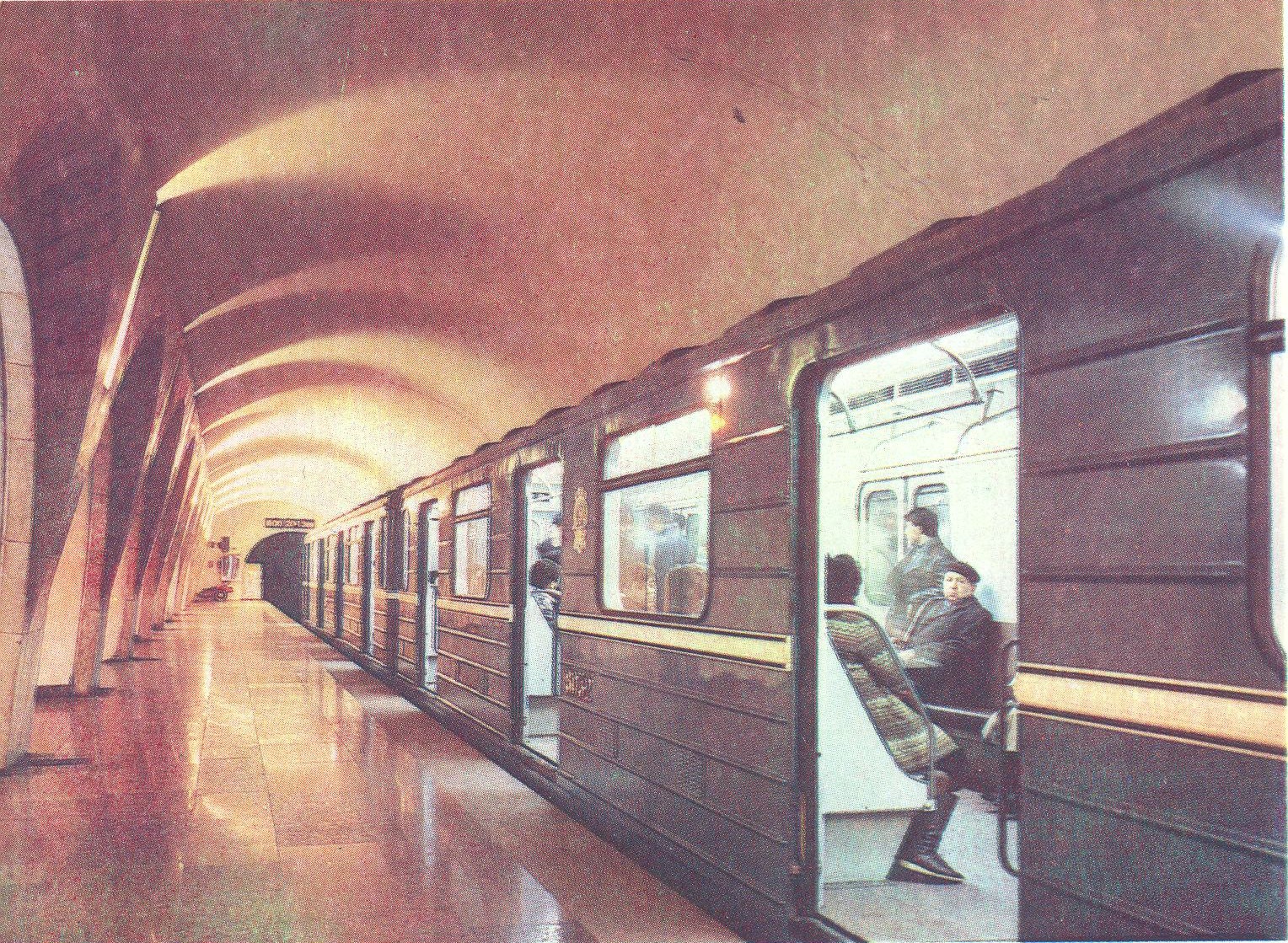 Перрон станции метро