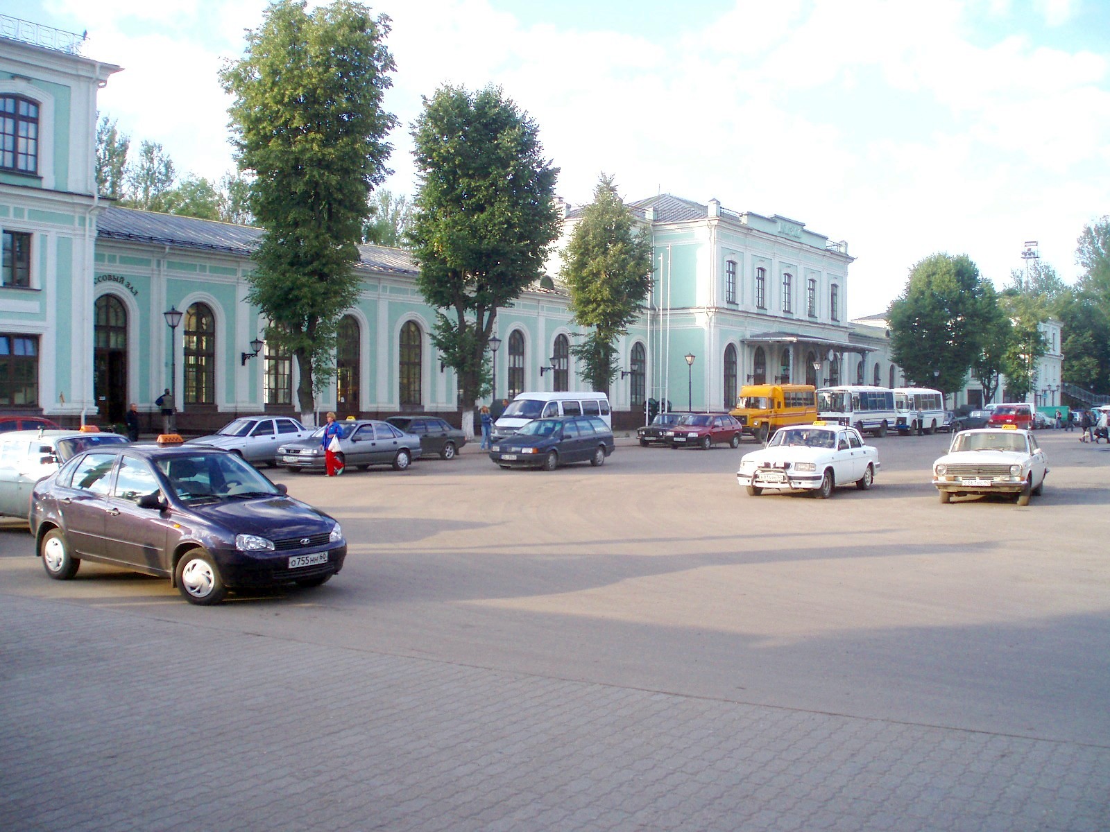 Вокзал города псков. Псков Привокзальная площадь. Псков вокзал площадь. Привокзальная площадь Великий Новгород. Псков-пассажирский Псков.
