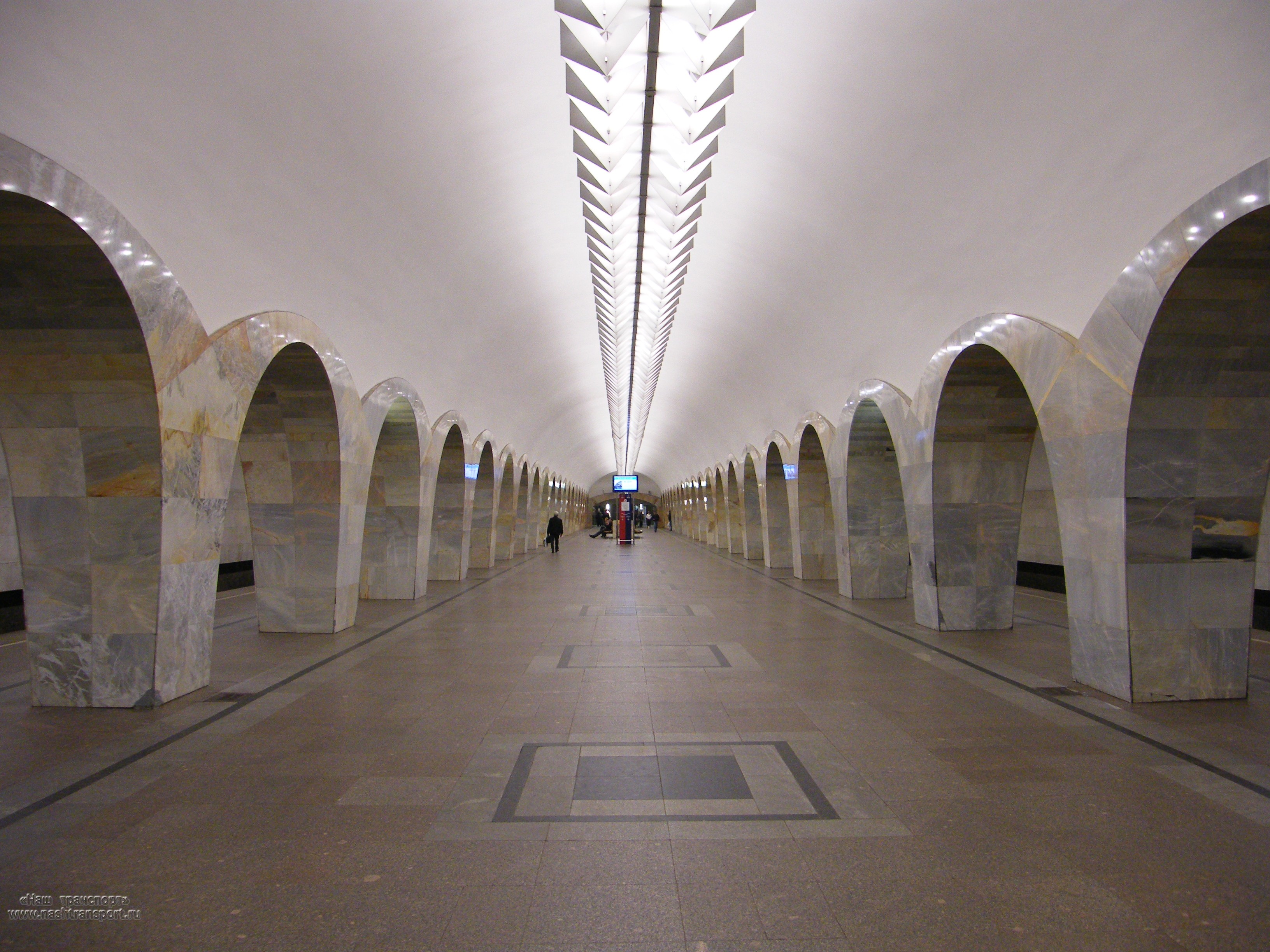 Кузнецкий мост станция метро москва. Ст кузнецкий мост. Станция кузнецкий мост. Кузнецкий мост москва метро. Станция метро кузнецкий мост фото.