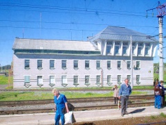 Артында тұрған ер адамның порно видеосы